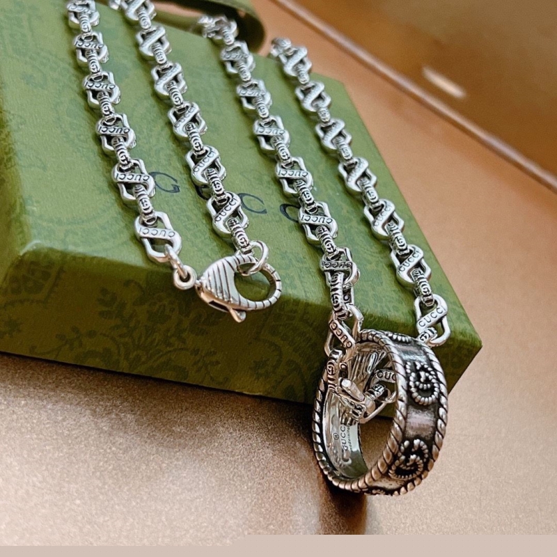 G*u*i necklaces